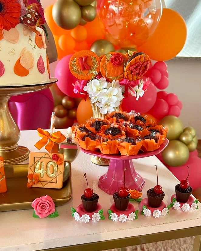 Mesa de festa com bolo e doces decorados