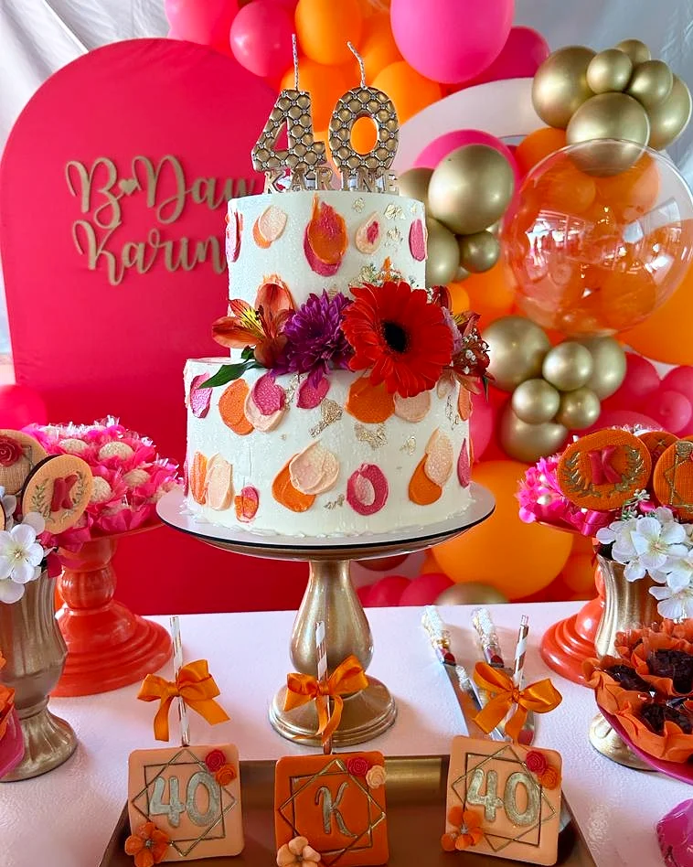 Bolo de aniversário decorado com flores e doces
