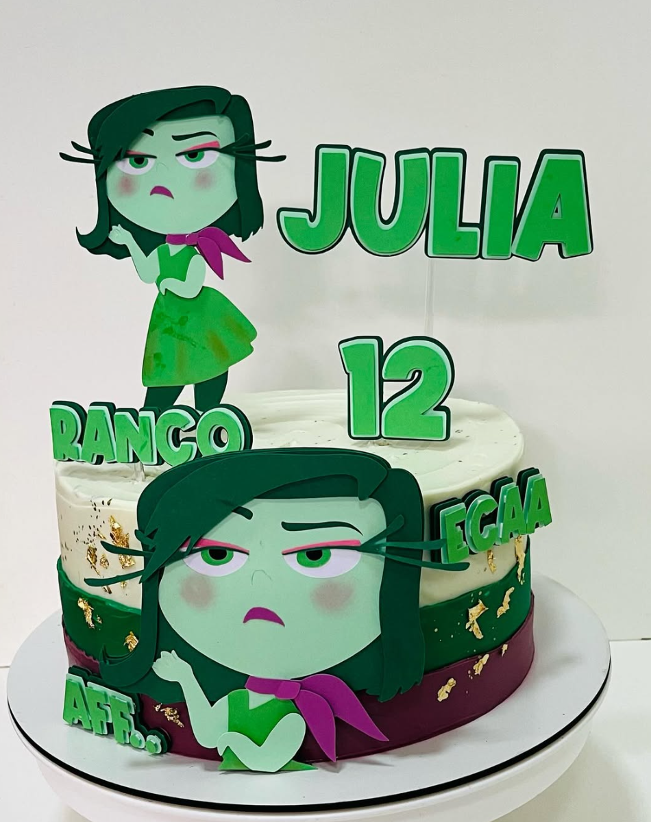Bolo artesanal decorado com tema da personagem Wandinha