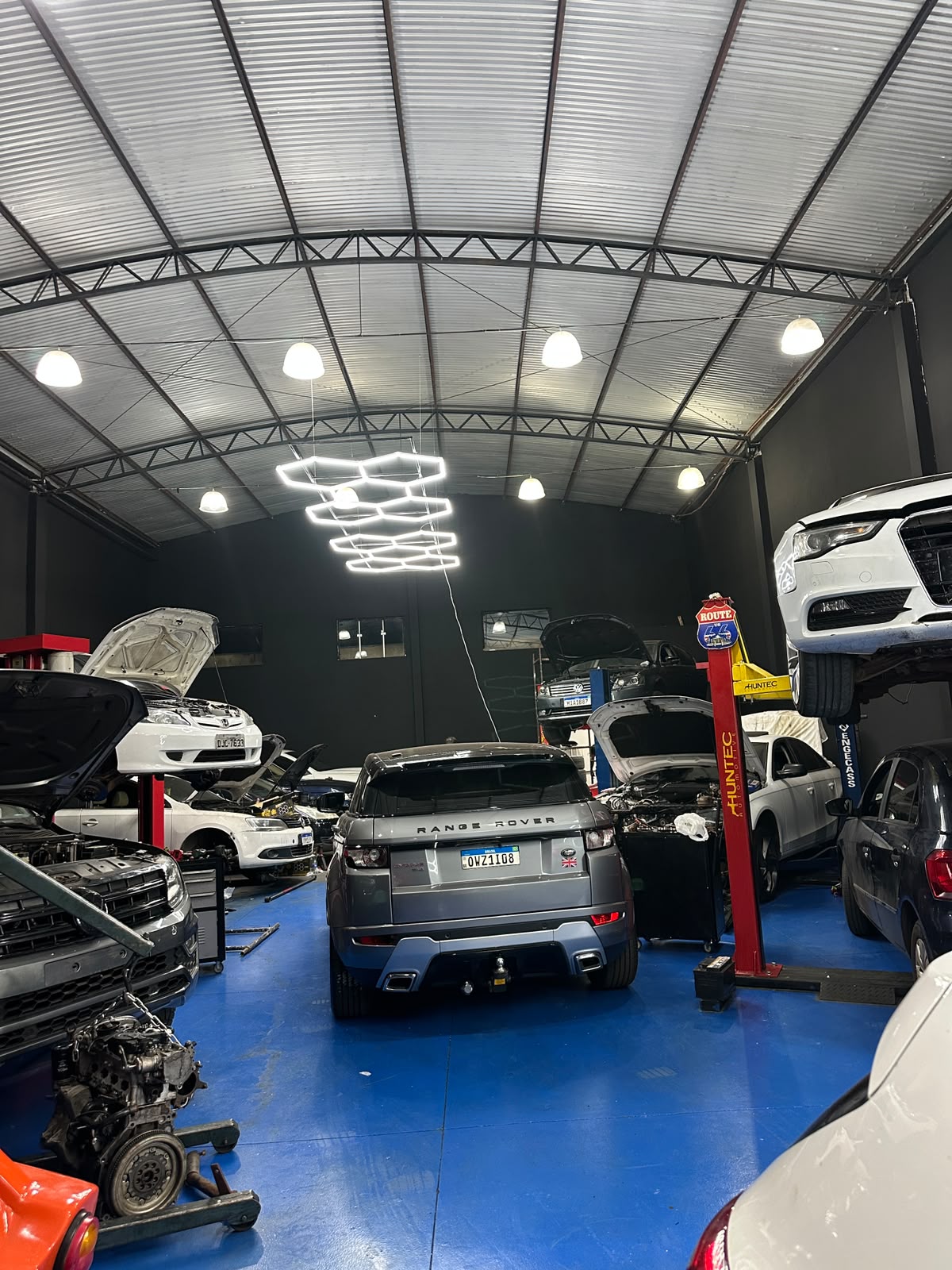 Interior da Auto Mecânica Leal