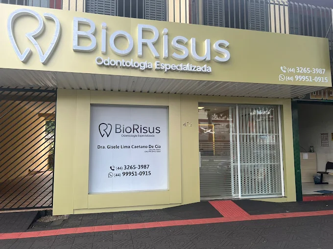 Fachada da Clínica BioRisus durante o dia